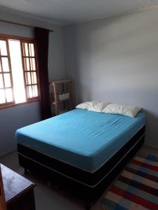 Chácaras Sarapui tesisinde bir odada yatak veya yataklar