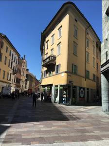 un edificio en una calle con gente pasando por delante en VILLA FENIX BERGAMO en Bergamo