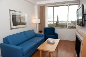 TV a/nebo společenská místnost v ubytování The Holman Grand Hotel