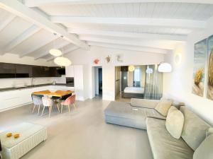 a living room with a couch and a table at Le Perle dell'Isola in Isola Rossa