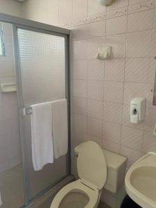 HOTEL CARISABEL tesisinde bir banyo