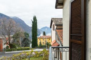 - une vue depuis le balcon d'une maison dans l'établissement Rose Apartment by Quokka 360 - refined two-bedroom apartment with garden, à Lugano