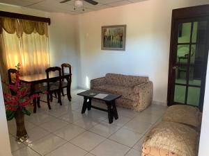 - un salon avec un canapé et une table dans l'établissement HOTEL CARISABEL, à Aguadulce