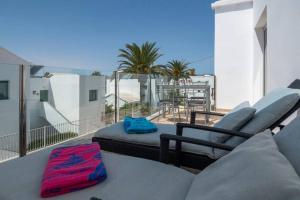 d'une terrasse avec un canapé et des chaises sur un balcon. dans l'établissement Apartamento Costa Rica, à Puerto del Carmen