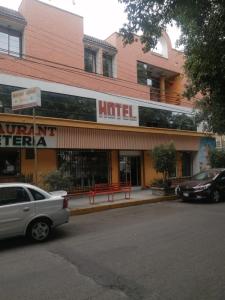 ein Hotel mit einem davor geparkt in der Unterkunft H MEXICANA DE MÁRMOL in Tehuacán
