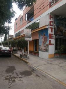 ein Gebäude mit einem Schild an der Straßenseite in der Unterkunft H MEXICANA DE MÁRMOL in Tehuacán