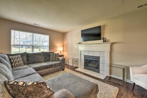 sala de estar con sofá y chimenea en Updated Charlotte Home with Central AandC - Near UNCC, en Charlotte