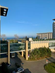 een uitzicht op een gebouw met een parkeerplaats bij Apartamenty Arka Medical Spa **** in Kołobrzeg +8 foto's