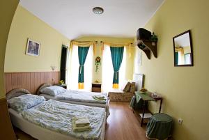 Muskátli Panzió tesisinde bir odada yatak veya yataklar