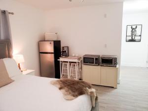 Gallery image of Stylish & Newly-Renovated Suites near Las Olas in Fort Lauderdale +14 photos