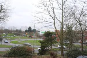 uma vista de um parque de estacionamento com carros numa rua em Family and Contractors HS2 NEC Airport 3beds Homebase em Birmingham