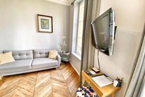 TV a/nebo společenská místnost v ubytování Au fil de l'eau