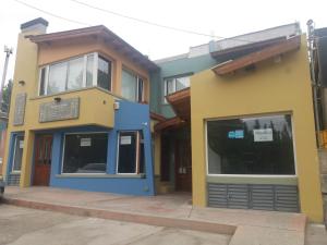 un edificio amarillo y azul en una calle en CALAFATE ANFI Aparts en El Calafate