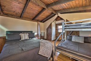 Двуетажно легло или двуетажни легла в стая в Relaxing Retreat with Private Dock on Claytor Lake!