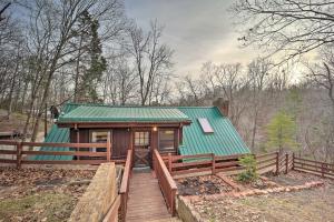 una casa pequeña con techo verde y rampa de madera en Relaxing Retreat with Private Dock on Claytor Lake!, en Dublin