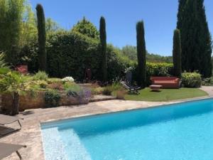 una piscina en un patio con jardín en TERRASSE DES OCRES, en Roussillon