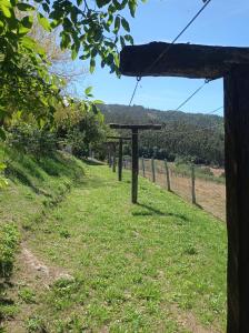 - Vistas a un viñedo a través de una valla de madera en Apartamentos Rio Eo, en San Tirso de Abres