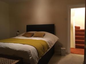 uma cama com duas almofadas num quarto em Countryside townhouse 