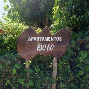 ein Schild mit der Aufschrift „apparateursrobbias rio ego“ in der Unterkunft Apartamentos Rio Eo in San Tirso de Abres