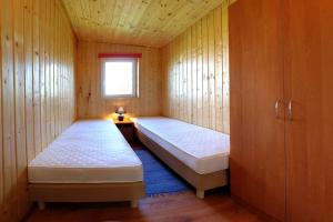 Ένα ή περισσότερα κρεβάτια σε δωμάτιο στο Domki Letniskowe Pod Orzechem Dziwnówek-Wrzosowo