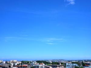 a view of a city with a blue sky at Villa Blu Okinawa Chatan 3-2 ヴィラブルー沖縄北谷3-2 "沖縄アリーナ徒歩圏内の民泊ホテル" in Chatan