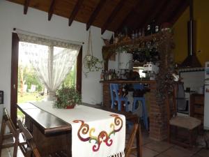uma cozinha com uma mesa e uma sala de jantar em Kiritina´s House Homestay em El Calafate