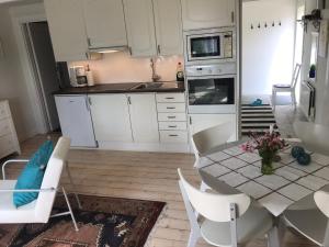 Kuchyň nebo kuchyňský kout v ubytování Nice holiday house at horse farm with lake and sauna