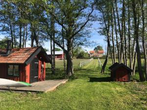 Afbeelding uit fotogalerij van Nice holiday house at horse farm with lake and sauna in Hölö