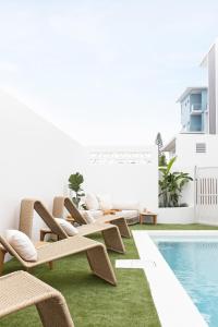 黃金海岸的住宿－Crystal Pacific Palm Beach，一组躺椅和一个游泳池