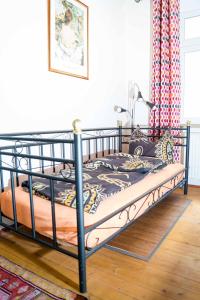uma cama num quarto com uma moldura preta em Altstadt Charme em Augsburg