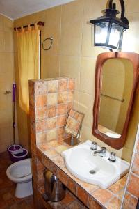 Phòng tắm tại CASA FRENTE AL RIO Playas de Oro