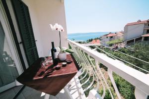 balcone con tavolo e bottiglia di vino di Villa Brigita a Omiš (Almissa)