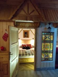 Habitación con cama en una casa de juegos en Domek u Gochy en Kościelisko