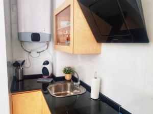 A kitchen or kitchenette at Apartamento Conil Playa & céntrico, con Aire Acond y WIFI -SOLO FAMILIAS Y PAREJAS-
