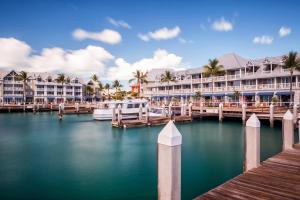 una barca ormeggiata in un porto turistico di un resort di Opal Key Resort & Marina a Key West