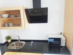 A kitchen or kitchenette at Apartamento Conil Playa & céntrico, con Aire Acond y WIFI -SOLO FAMILIAS Y PAREJAS-