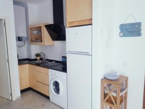 A kitchen or kitchenette at Apartamento Conil Playa & céntrico, con Aire Acond y WIFI -SOLO FAMILIAS Y PAREJAS-