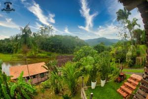 uma vista para uma casa com montanhas ao fundo em Pousada Imigrante em Pomerode