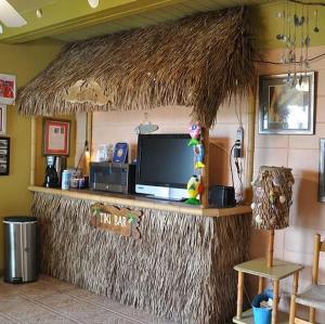 TV a/nebo společenská místnost v ubytování Sea Aire Oceanfront Inn