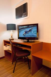 TV a/nebo společenská místnost v ubytování Hotel Moncloa