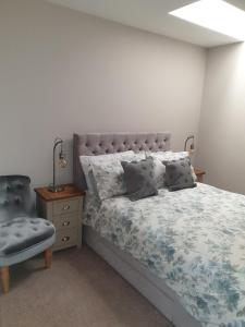Postel nebo postele na pokoji v ubytování Congesquoy Barn