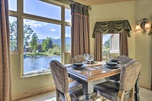comedor con mesa y ventana grande en Elegant South Fork Abode with Views Ski, Fish, Hike, en South Fork