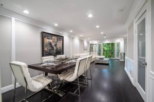una sala da pranzo con un tavolo e sedie bianche di Barham Boutique Townhouse a Los Angeles