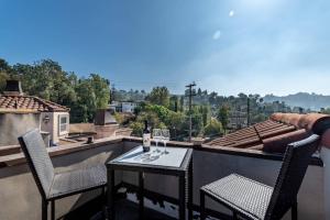 un tavolo con due bicchieri di vino sul balcone di Barham Boutique Townhouse a Los Angeles