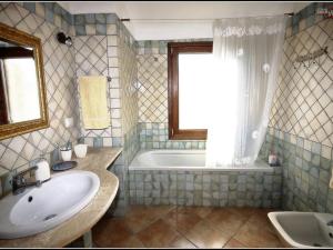 Vonios kambarys apgyvendinimo įstaigoje La Sima villa con piscina vista mare San Pantaleo Sardegna