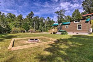 einen Hof mit einer Feuerstelle vor einem Haus in der Unterkunft Quaint Mtn Cabin Tiny Living Near Big Adventure in Brevard