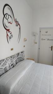 チェゼナーティコにあるKristalex Pet Family Hotelのベッドルーム1室(壁に絵が描かれたベッド1台付)