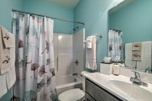 ein Badezimmer mit Waschbecken, Toilette und Dusche in der Unterkunft 16 Mi to Ski Slopes! Creekside Poconos Cottage in Brodheadsville + 23 Fotos