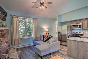 ein Wohnzimmer mit Couch und Küche in der Unterkunft 16 Mi to Ski Slopes! Creekside Poconos Cottage in Brodheadsville