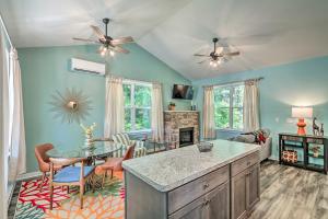 eine Küche und ein Wohnzimmer mit einem Tisch und einem Kamin in der Unterkunft 16 Mi to Ski Slopes! Creekside Poconos Cottage in Brodheadsville